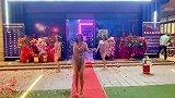 在这个落叶漫天飞的天气，瞅瞅我们的广场舞带劲不