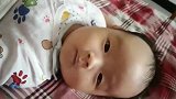 小宝宝睡醒后的表情好萌，小眼神飘来飘去的，简直要把人萌翻了！