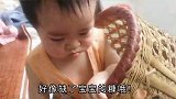 小宝宝发高烧，满脸红湿疹，婆婆这样背起睡得好香