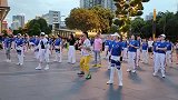 四川成都一妖娆哥跳广场舞，女士们吓得面红耳赤，看完惊讶了