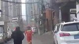 六旬老人寒冬坠河，钓鱼群众及时发现并报警