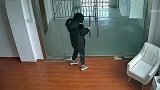 搞笑视频不就是下班回个家，有必要送这么大的礼物吗