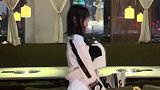 小姐姐你是冷吗，不然为什么连1秒的站不住