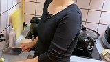 家里现在都用眼神交流