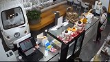 电动三轮忘拔车钥匙 4岁男孩开车一头冲进甜品店