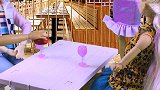 芭比娃娃玩具，芭比和肯在餐厅吃晚餐