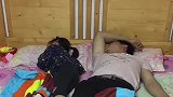 爸爸睡觉蹬被子，接下来一刻女儿的举动，看完不许笑
