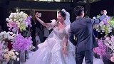 新郎新娘婚礼互拍，拍完笑容瞬间消失不见，原来爱是可以装的