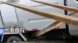 环卫车陷深坑难坏司机，59岁健身大叔使神力成功救出