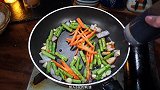四季豆怎么炒好吃，简单又好吃的胡萝卜炒四季豆，清爽开胃