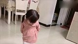 小萌娃表演一段自创舞蹈，舞姿让人哭笑不得