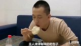 主人给狗狗吃苦瓜，赛文和老四都不吃，小迷糊吃的津津有味，逗