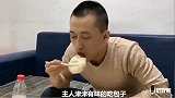 主人给狗狗吃苦瓜，赛文和老四都不吃，小迷糊吃的津津有味，逗
