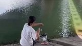 女孩热爱钓鱼，一钓就是一上午