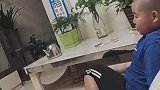 拿的好小心，就害怕粑粑弄牠手上