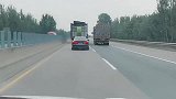 大车一直占道不变道，奥迪狂闪几十次很无奈，这是什么素质啊！