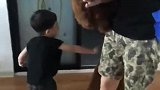 孩子你放过狗狗吧，场面太搞笑了