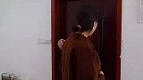 结婚多年老婆没回过娘家，老公偷偷找到她娘家，推开门后愣住了