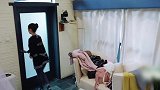 郎朗说把虫子轰出来就行了，吉娜却非要打死，郎朗只好躲到一边