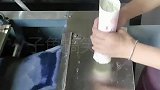 手工面打捆车间，这胶水是这样涂的？