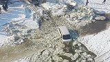 五菱神车玩越野掉进冰窟，当场请求挖掘机救援！
