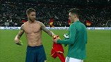 好基友一辈子!拉莫斯厄齐尔深情拥抱交换球衣 皇马球迷看哭