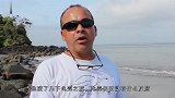男子看到一只大乌龟向他游来，翻过龟壳一看，吓得赶紧驾船离开