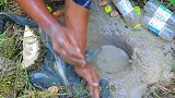 饮料还能这样玩？混合鸡蛋往地洞猛灌，下一秒小伙笑开了花！