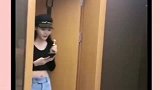 美女和门上的“小人”穿的一样，瞬间尴尬了，网友笑出腹肌