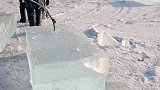哈尔滨采冰人，一百多人采几十万块冰，筑冰雪大世界