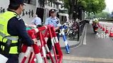 “希望他们的未来，像辽阔的蓝天一样宽广！”曾护航战机的退役军人从警23年，今年最后一次在高考考场外为梦想护航