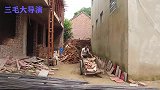 邻居盖房子噪音太大，女人用土堵住路口阻止施工，女儿看不下去了
