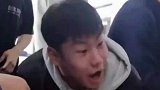 学生用假人练习心肺复苏，男生戏精附体，把氛围直接拉满