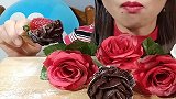 美女吃巧克力糖果做的花，好看又好吃，看得直流口水