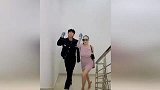 钟丽缇夫妇挑战楼梯变装，张伦硕穿紧身裙太滑稽，胸前腹肌挡不住
