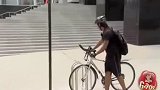 国外恶搞：自行车卡在了灯柱上，这还得交罚款，路人都吓傻了！