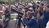 大熊猫喜乐被大爷大妈围攻，一脸懵：多吃两根竹子就要拿炮轰我？