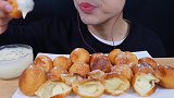 是超级甜腻的软炸马苏里拉芝士球呀，搭配酸奶简直爽歪歪