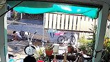 泰国女子帮朋友修理生锈铁门时被倒下的铁门砸中
