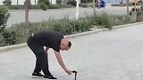大哥, 丢死人了, 赶紧起来看看周围有没有人看见