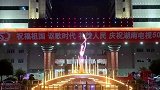 节目顺利录制完成，不回家在家街上热舞，路人还以为这姑娘傻了！