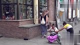 玩具人偶恶搞路人，把路人吓趴下了，真有意思