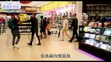 在商场里逛一圈就能火国外小哥亲测，前提是你必须有保镖