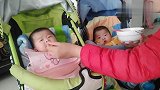 五个月双胞胎宝宝第一次辅食，半碗米粉吃光，饭霸养成了