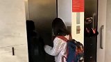 国外的电梯真是不讲道理，稍不留神就会出现意外，这也太吓人了吧