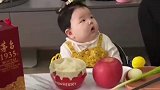 家长为萌娃办开荤仪式，可爱反应逗笑众人