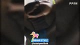 笑喷！那不勒斯美国行备战巴萨欢乐多 因西涅肩扛音箱放歌很硬核