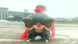 大哥天生神力，重达千斤的狮子，也能举起来！