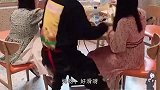 小伙，你的这一下可把美女给笑坏了！