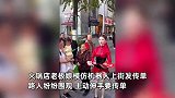 重庆一火锅店老板娘模仿机器人发传单，全程目不斜视：路人抢着要